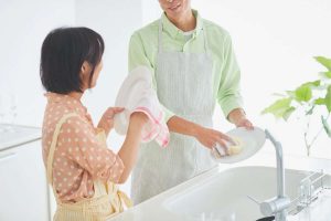 食器を洗ってる画像