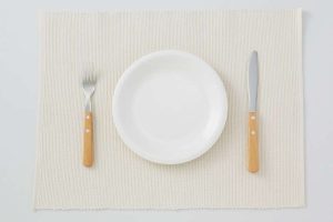 食器を並べた画像